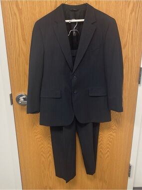 Jos. A. Bank Men's Dark Navy Two-Piece Suit - Blazer & Trousers 100%  Wool